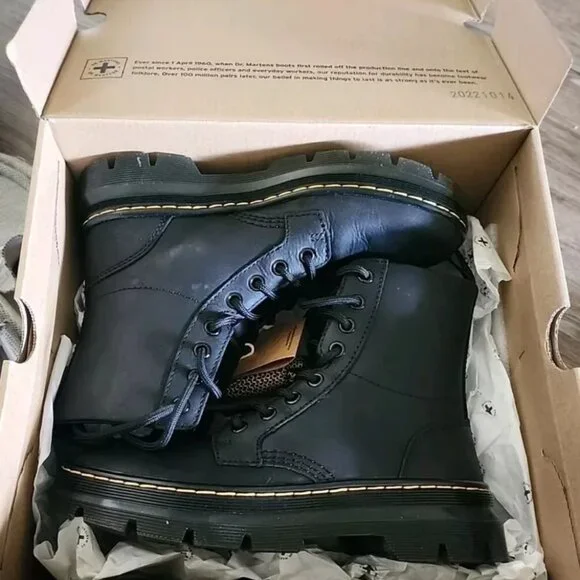 NWT Adult Dr Martens Combs Leather Lace Up Boots